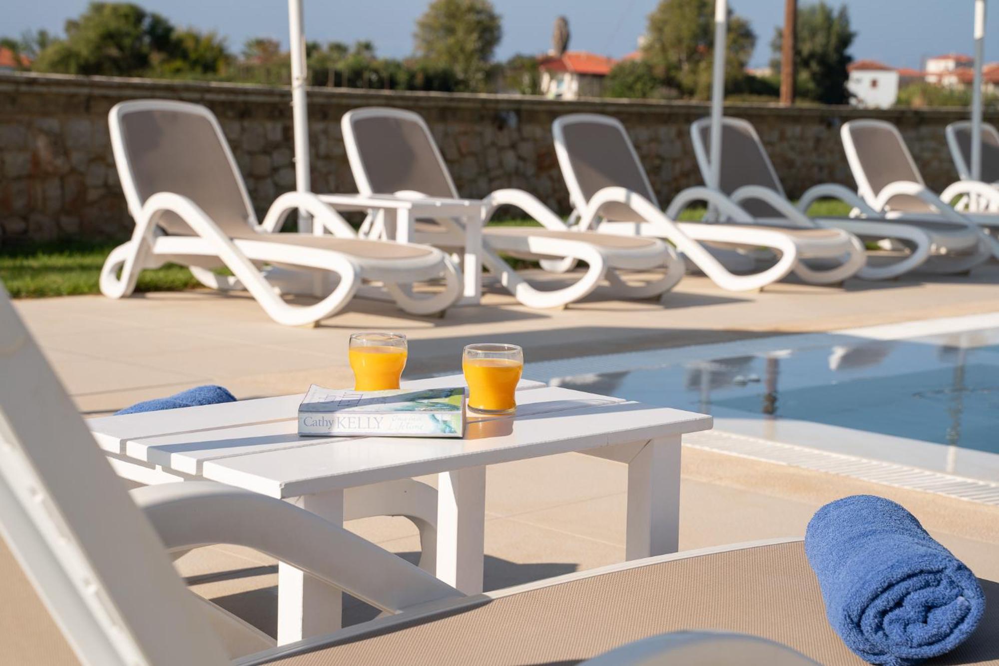 Niriides Luxury Villas Метоні Екстер'єр фото